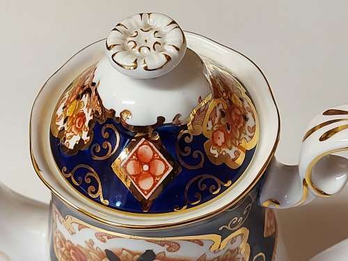 GORGEOUS AND ELEGANT VINTAGE ROYAL ALBERT BONE CHINA HEIRLOOM COFFEE POT IN MINT CONDITION