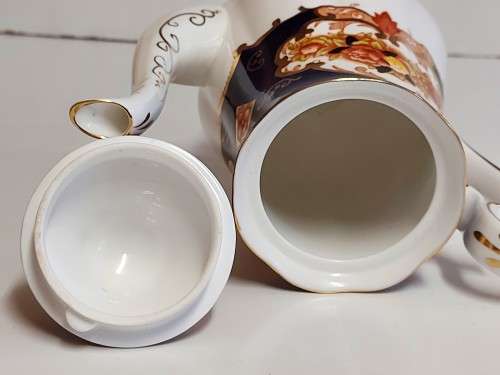 GORGEOUS AND ELEGANT VINTAGE ROYAL ALBERT BONE CHINA HEIRLOOM COFFEE POT IN MINT CONDITION
