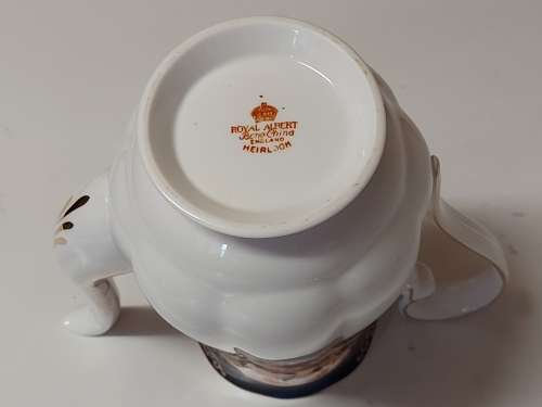 GORGEOUS AND ELEGANT VINTAGE ROYAL ALBERT BONE CHINA HEIRLOOM COFFEE POT IN MINT CONDITION