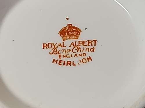 GORGEOUS AND ELEGANT VINTAGE ROYAL ALBERT BONE CHINA HEIRLOOM COFFEE POT IN MINT CONDITION