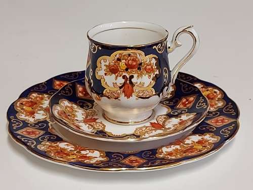 VINTAGE ROYAL ALBERT BONE CHINA HEIRLOOM TRIO IN MINT CONDITION