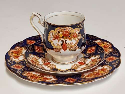 VINTAGE ROYAL ALBERT BONE CHINA HEIRLOOM TRIO IN MINT CONDITION