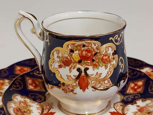 VINTAGE ROYAL ALBERT BONE CHINA HEIRLOOM TRIO IN MINT CONDITION