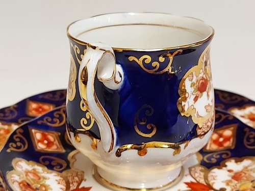 VINTAGE ROYAL ALBERT BONE CHINA HEIRLOOM TRIO IN MINT CONDITION