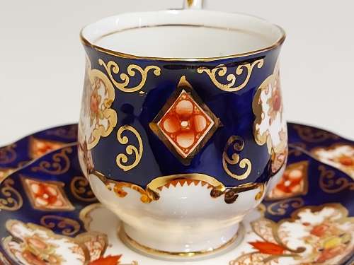 VINTAGE ROYAL ALBERT BONE CHINA HEIRLOOM TRIO IN MINT CONDITION