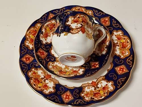 VINTAGE ROYAL ALBERT BONE CHINA HEIRLOOM TRIO IN MINT CONDITION
