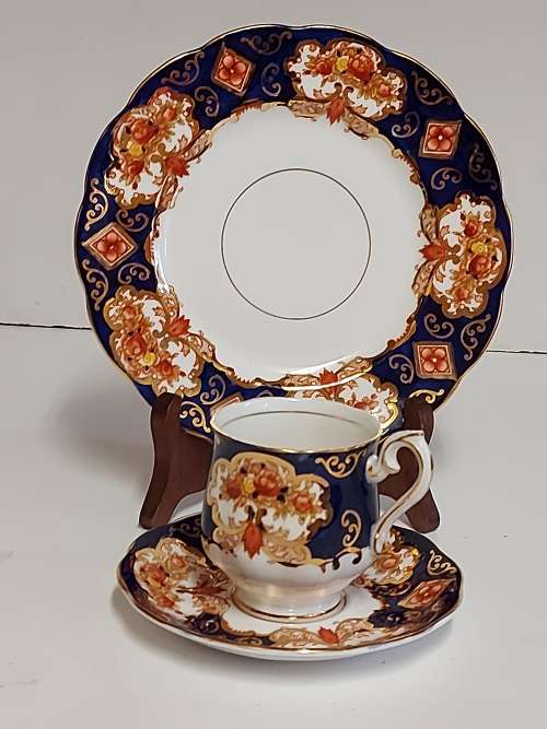 VINTAGE ROYAL ALBERT BONE CHINA HEIRLOOM TRIO IN MINT CONDITION