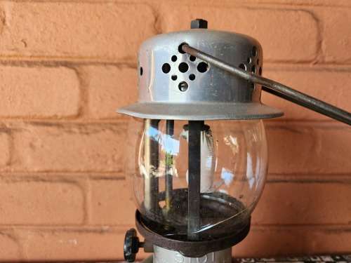 VINTAGE COLEMAN MODEL 5101 LANTERN, WITH ORIGINAL BUT CRACKED GLASS