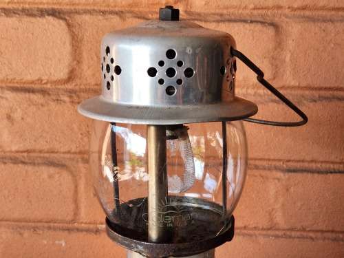 VINTAGE COLEMAN MODEL 5101 LANTERN, WITH ORIGINAL BUT CRACKED GLASS