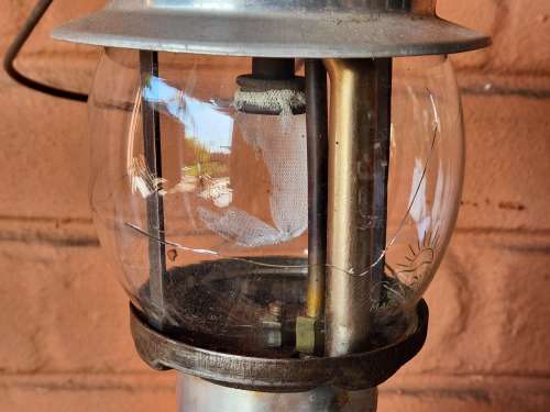 VINTAGE COLEMAN MODEL 5101 LANTERN, WITH ORIGINAL BUT CRACKED GLASS