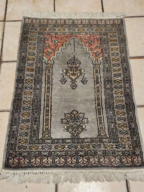 VINTAGE PURE WOOL, HAND WOVEN PERSIAN CARPET, MEASURING 1.08 METRE X 67 CM