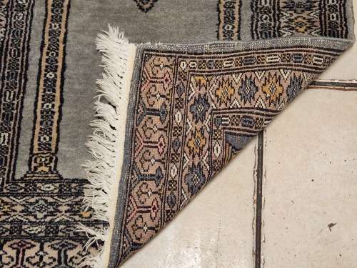 VINTAGE PURE WOOL, HAND WOVEN PERSIAN CARPET, MEASURING 1.08 METRE X 67 CM