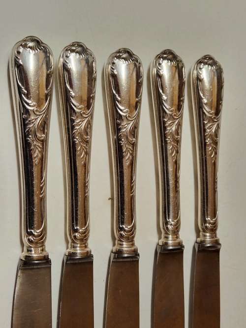 SET OF FIVE VINTAGE CHRISTOFLE SILVER PLATED ORNATELY DESIGNED DINNER KNIVES WITH WMF BLADES