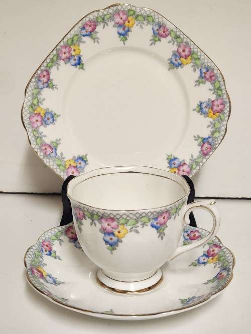 STRIKING RARE VINTAGE C.1935 ART DECO ROYAL ALBERT TRELLIS BONE CHINA TEA TRIO (4 OF 6)