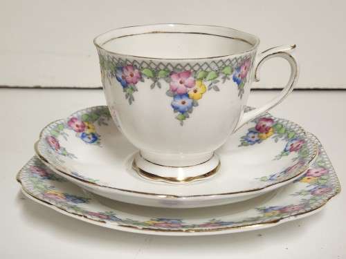 STRIKING RARE VINTAGE C.1935 ART DECO ROYAL ALBERT TRELLIS BONE CHINA TEA TRIO (4 OF 6)