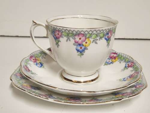 STRIKING RARE VINTAGE C.1935 ART DECO ROYAL ALBERT TRELLIS BONE CHINA TEA TRIO (4 OF 6)