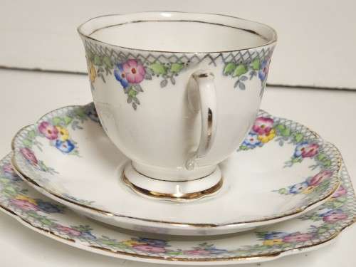 STRIKING RARE VINTAGE C.1935 ART DECO ROYAL ALBERT TRELLIS BONE CHINA TEA TRIO (4 OF 6)