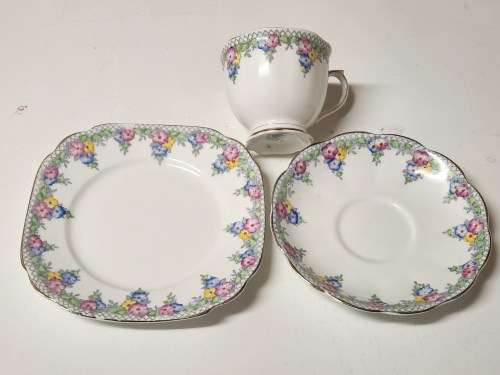 STRIKING RARE VINTAGE C.1935 ART DECO ROYAL ALBERT TRELLIS BONE CHINA TEA TRIO (4 OF 6)