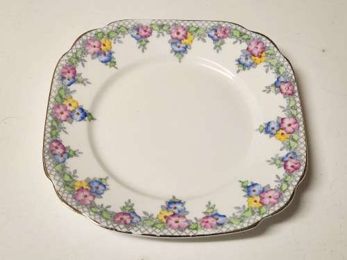 STRIKING RARE VINTAGE C.1935 ART DECO ROYAL ALBERT TRELLIS BONE CHINA TEA TRIO (4 OF 6)