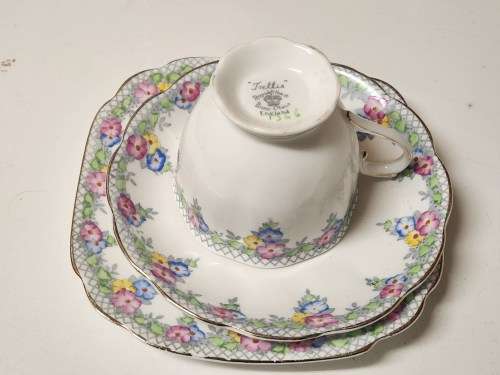 STRIKING RARE VINTAGE C.1935 ART DECO ROYAL ALBERT TRELLIS BONE CHINA TEA TRIO (4 OF 6)