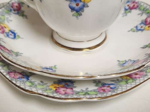 STRIKING RARE VINTAGE C.1935 ART DECO ROYAL ALBERT TRELLIS BONE CHINA TEA TRIO (4 OF 6)