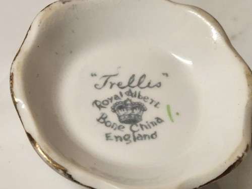 STRIKING RARE VINTAGE C.1935 ART DECO ROYAL ALBERT TRELLIS BONE CHINA TEA TRIO (4 OF 6)