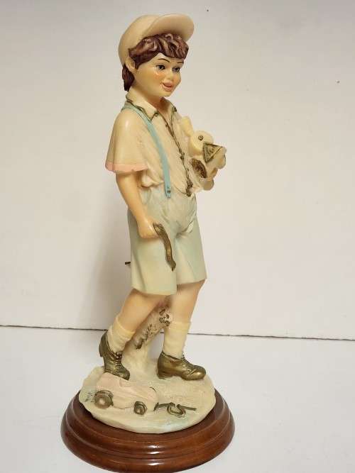 RARE VINTAGE CAPODIMONTE PORCELAIN FIGURINE ON A WOODEN PLINTH, MADE IN ITALY