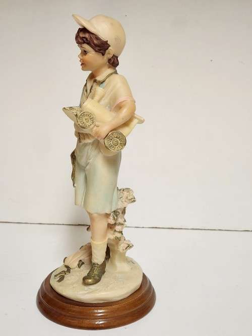 RARE VINTAGE CAPODIMONTE PORCELAIN FIGURINE ON A WOODEN PLINTH, MADE IN ITALY