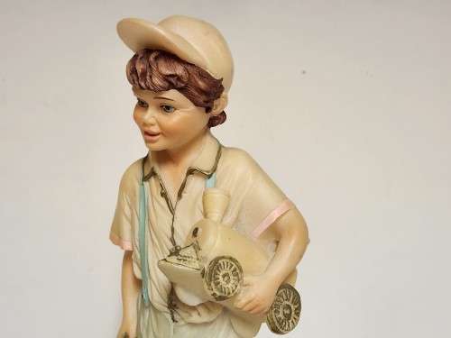 RARE VINTAGE CAPODIMONTE PORCELAIN FIGURINE ON A WOODEN PLINTH, MADE IN ITALY