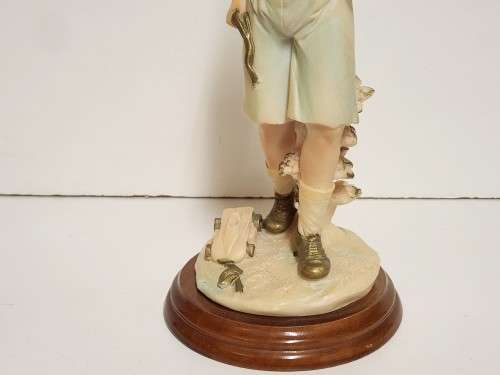 RARE VINTAGE CAPODIMONTE PORCELAIN FIGURINE ON A WOODEN PLINTH, MADE IN ITALY