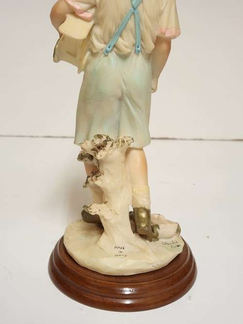 RARE VINTAGE CAPODIMONTE PORCELAIN FIGURINE ON A WOODEN PLINTH, MADE IN ITALY
