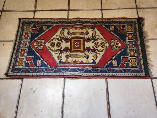 VINTAGE PURE WOOL, HAND WOVEN SMALL PERSIAN CARPET, MEASURING 1.14 METRE  X 54 CM