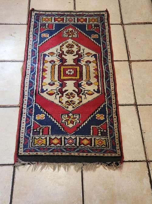 VINTAGE PURE WOOL, HAND WOVEN SMALL PERSIAN CARPET, MEASURING 1.14 METRE  X 54 CM