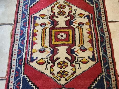 VINTAGE PURE WOOL, HAND WOVEN SMALL PERSIAN CARPET, MEASURING 1.14 METRE  X 54 CM