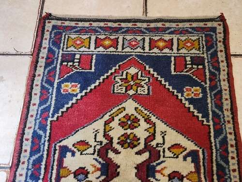 VINTAGE PURE WOOL, HAND WOVEN SMALL PERSIAN CARPET, MEASURING 1.14 METRE  X 54 CM