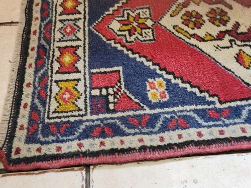 VINTAGE PURE WOOL, HAND WOVEN SMALL PERSIAN CARPET, MEASURING 1.14 METRE  X 54 CM