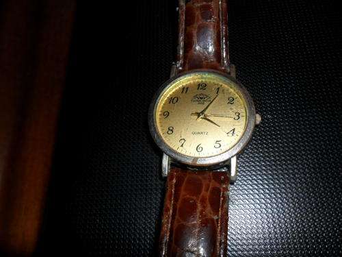 VINTAGE DIAMONDA GOLD QUARTZ WATCH WITH LEATHER STRAP