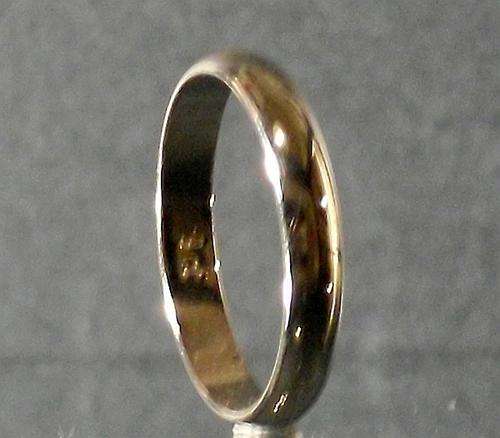9ct solid yellow gold wedding band size M, 3mm wide. Brand new, hallmarked