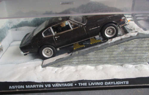JAMES BOND 1/43 SCALE - ASTON MARTIN V8 VANTAGE  - BOXED