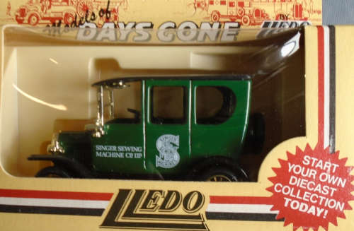 LLEDO  - SINGER SEWING MACHINE - BOXED