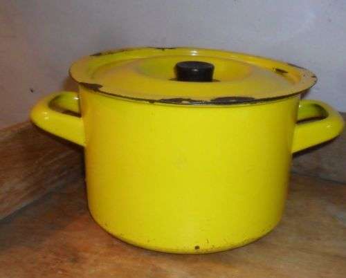 VINTAGE YELLOW ENAMEL \ CAST IRON POT