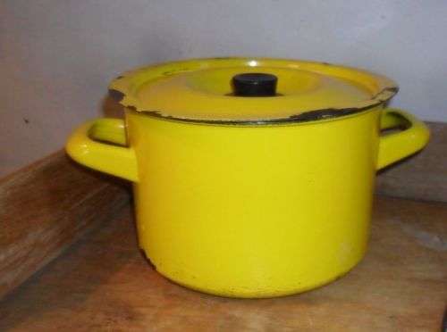 VINTAGE YELLOW ENAMEL \ CAST IRON POT