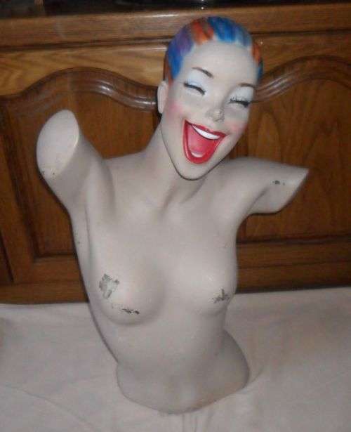 STUNNING VINTAGE MANNEQUIN BUST - 66CM X 44CM