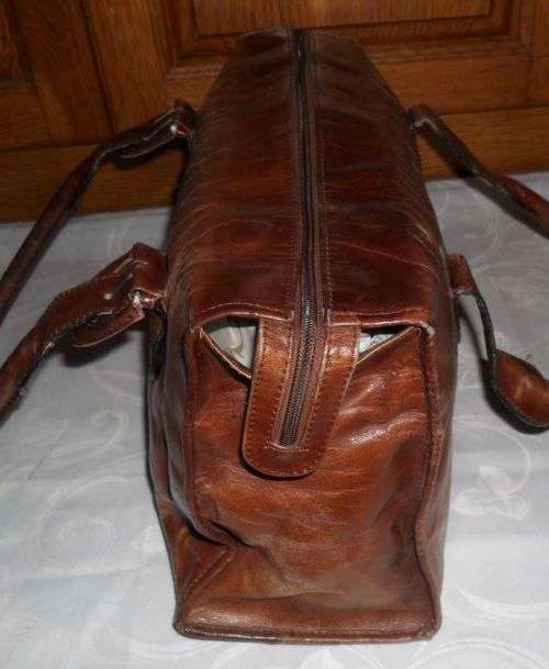GENUINE LEATHER BUSBY HAND BAG -TEAR ON HANDLE