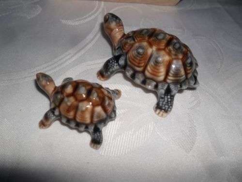 A PAIR OF WADE BABY TORTOISES  BOXED