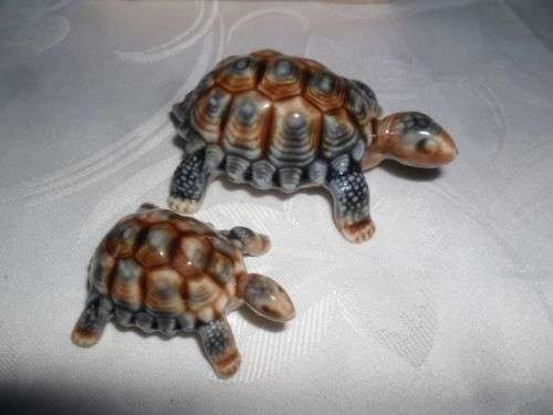 A PAIR OF WADE BABY TORTOISES  BOXED