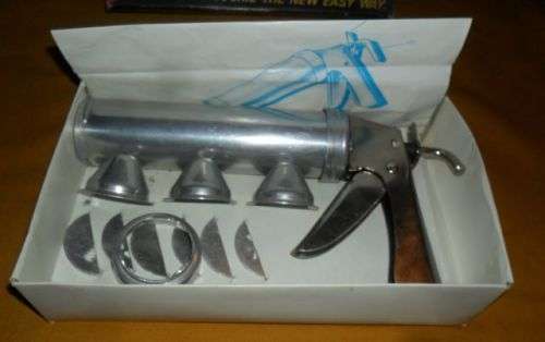 VINTAGE COOKIE AND ICING GUN COMPLETE