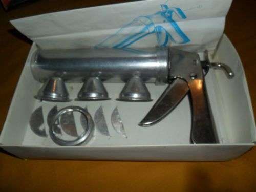 VINTAGE COOKIE AND ICING GUN COMPLETE