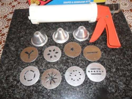 VINTAGE IDEAL BISCUIT AND ICING GUN METAL AND PLASTIC MIX AND MATCH