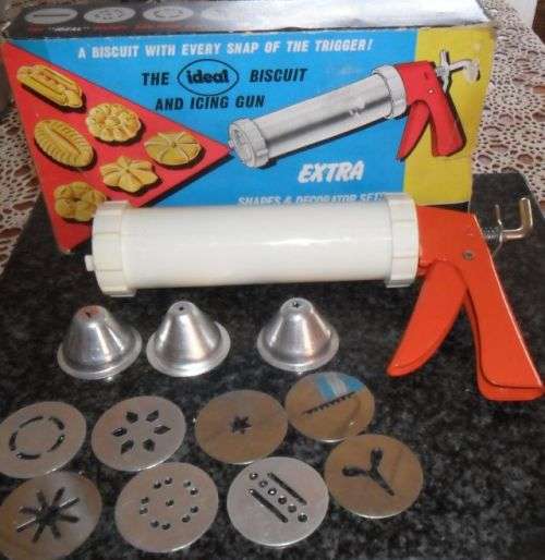VINTAGE IDEAL BISCUIT AND ICING GUN METAL AND PLASTIC MIX AND MATCH